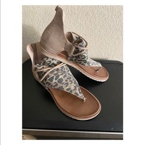 Very G leopard print sandals